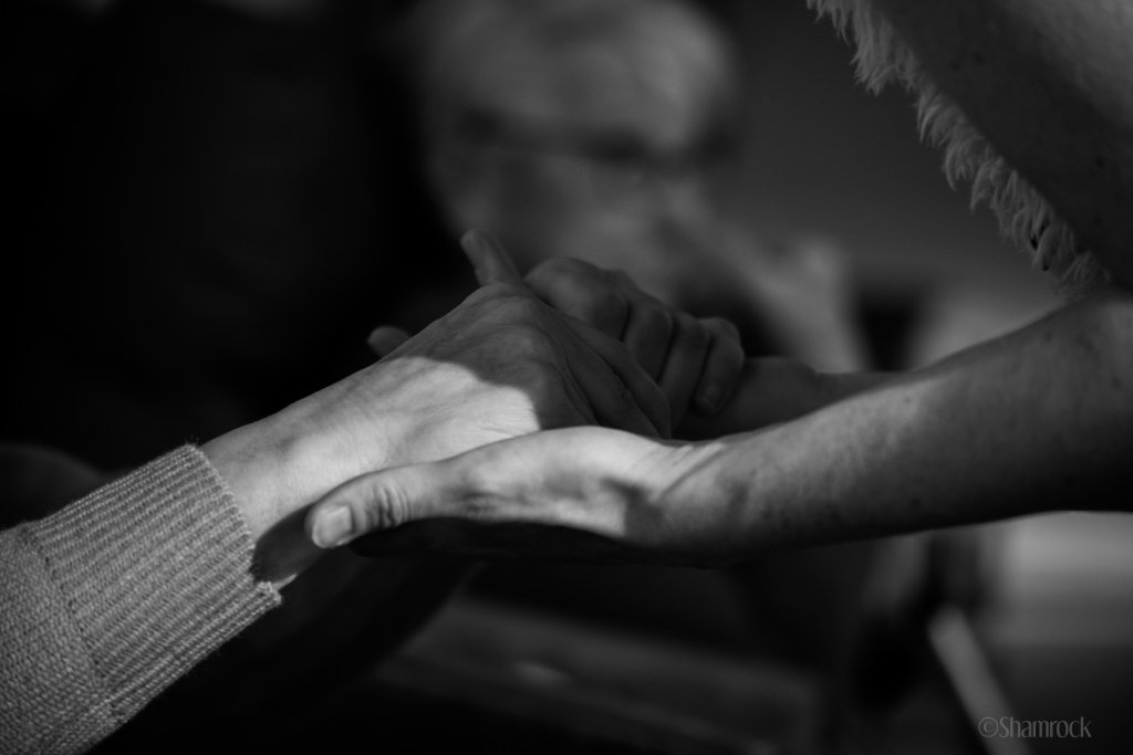 Mains entrelacées — bienveillance