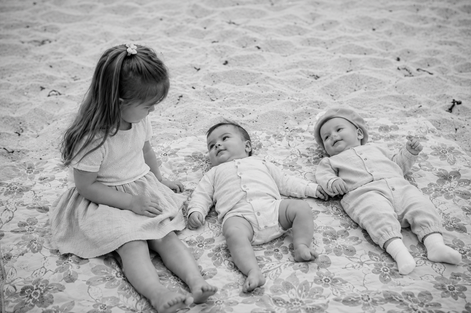 Séance photo naturelle avec enfants en noir et blanc en Pays Bigouden