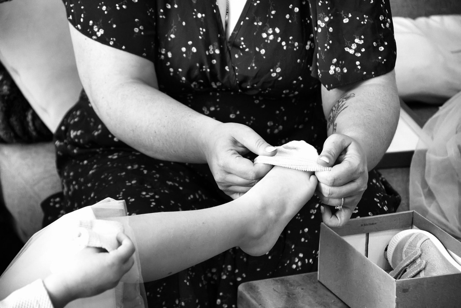 Préparatifs d'un événement familial photographiés en noir et blanc