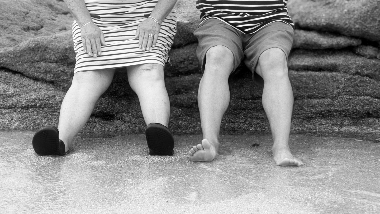 Portrait familial naturel en noir et blanc