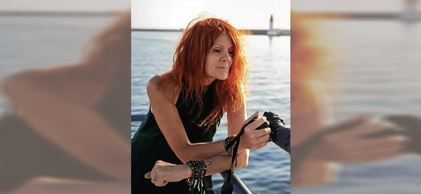 Photographe en Finistère Sud au bord de la mer avec son appareil photo